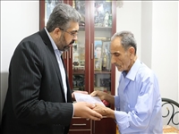 تجلیل فرماندار قدس از خانواده شهید مهدی آقامحمدی