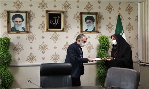 تجلیل فرماندار شهرستان قدس از بانوان